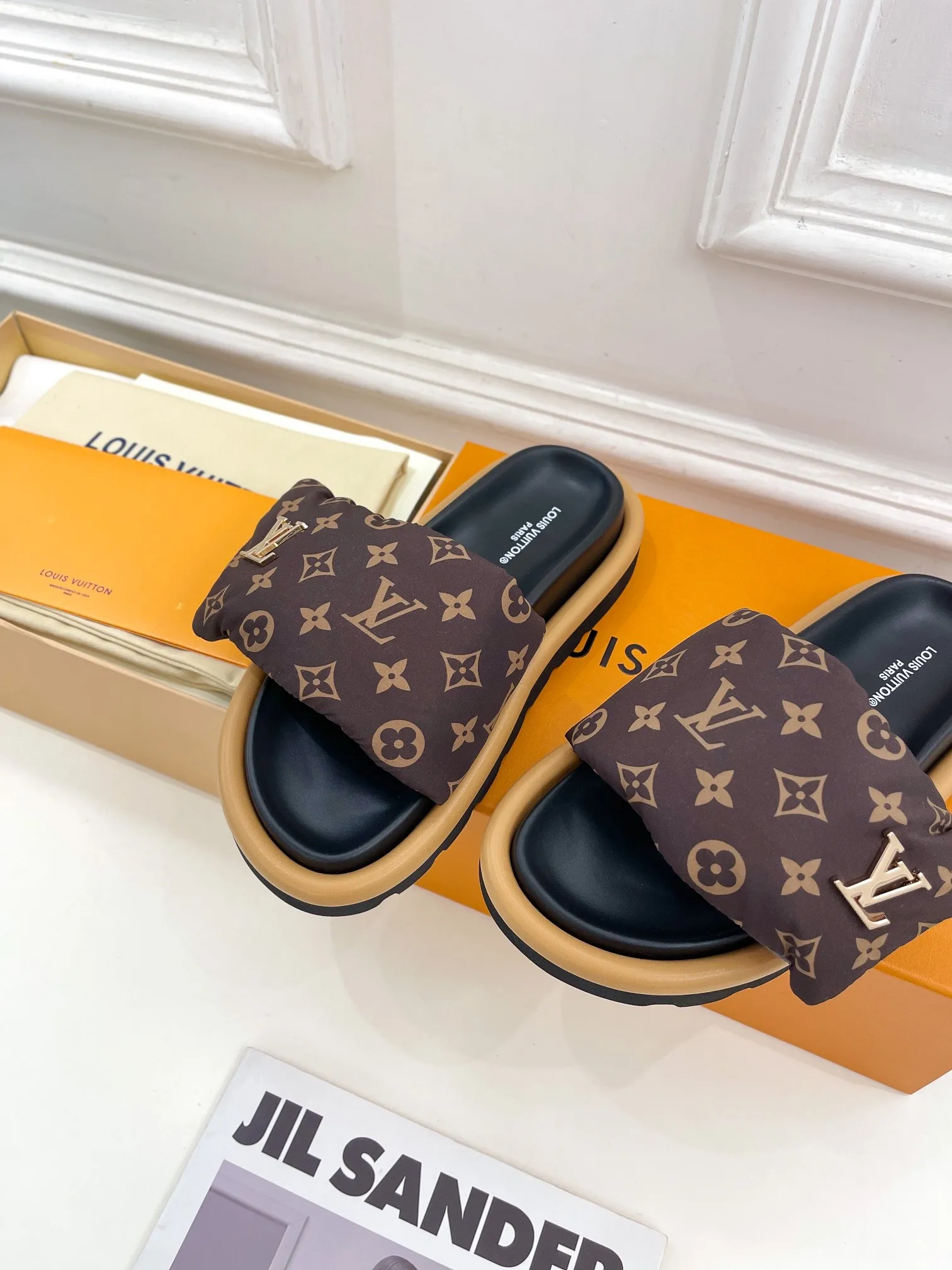 👟👟Ex-factory price 360👟👟 LV | Louis Vuitton ²⁰²³ 𝐬𝐬 🧡💚2023 Spring and Summer New Products The counter features the latest embossed slippers, hard goods, new🆕 Full of high-end feel! A popular model among bloggers at home and abroad, it’s retro and fashionable and looks amazing on your feet! Mainly recommended model on the official website★ ━━━━━ ЅᏇєєt ━━━━━ ▪️Upper: High-customized mercerized cloth➕Embossed ▪️Inner lining: Imported goatskin lining ▪️Outsole: Original open-molded non-slip and wear-resistant foam sole ▪️Code number: women's code 35-40 men's code 39-44